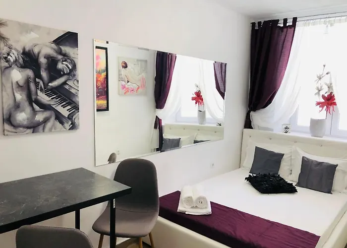 Central Petit Room